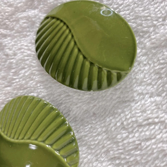 Vintage Avocado Green Painted Textured Metal Oval Clip On  Earrings - Picture 3 of 9